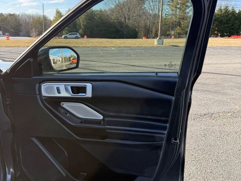 Used 2020 Ford Explorer Platinum w/ Premium Technology Package image 37