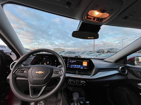 Used 2025 Chevrolet Trax LT image 34