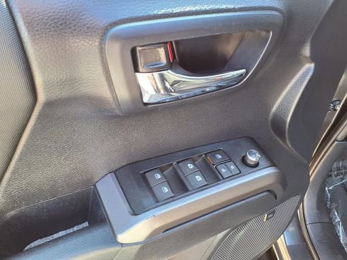 Used 2017 Toyota Tacoma TRD Off-Road AWD/4WD image 16