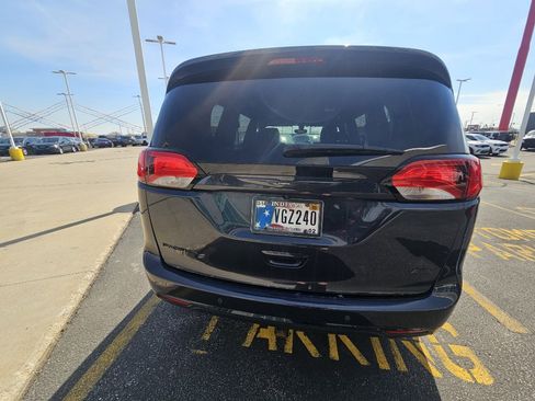 Used 2020 Chrysler Pacifica Touring-L image 5