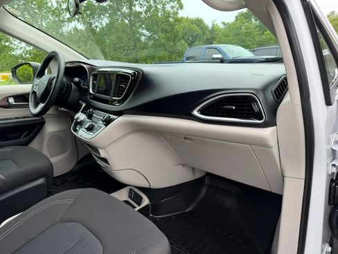 Used 2021 Chrysler Voyager L FWD image 12