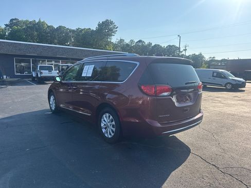 Used 2019 Chrysler Pacifica Touring-L FWD image 3