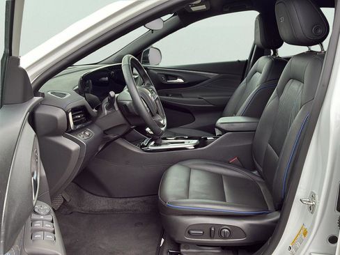 Used 2025 Buick Envista Sport Touring w/ Convenience I Package FWD image 25