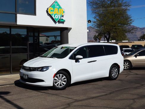 Used 2020 Chrysler Voyager L image 3