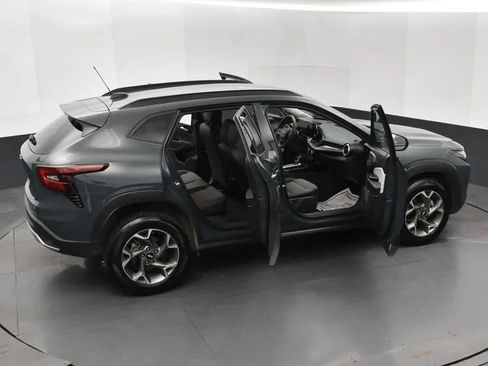 Used 2025 Chevrolet Trax LT FWD image 6