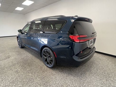 Used 2025 Chrysler Pacifica Limited image 20