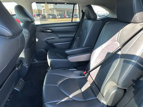 Used 2020 Toyota Highlander XLE image 13