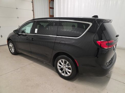 Used 2026 Chrysler Pacifica Limited AWD/4WD image 3
