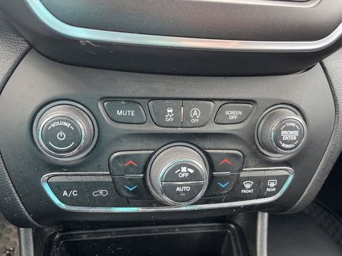 Used 2021 Jeep Cherokee Trailhawk AWD/4WD image 18