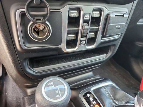 Used 2019 Jeep Wrangler Unlimited Sahara image 30