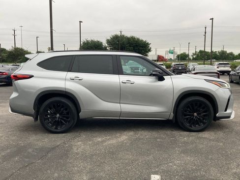 Certified 2025 Toyota Highlander XSE AWD/4WD image 4