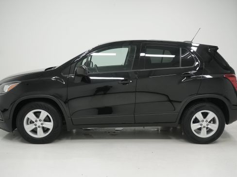 Used 2022 Chevrolet Trax LS w/ Tint and Cruise Package FWD image 7
