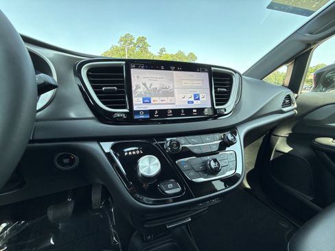 Used 2025 Chrysler Pacifica Select FWD image 17