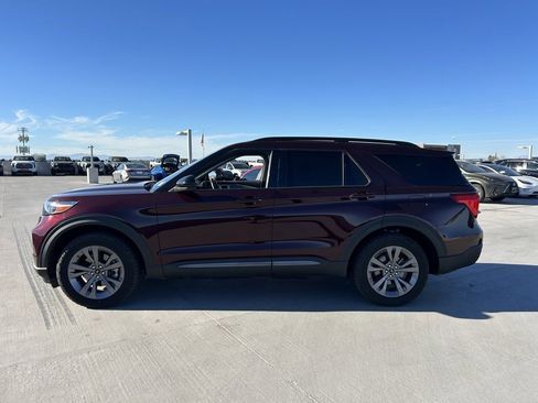 Used 2022 Ford Explorer XLT w/ Equipment Group 202A image 5