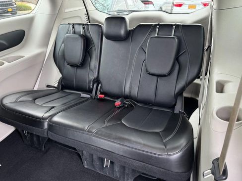 Used 2024 Chrysler Pacifica Touring-L FWD image 11