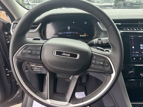 Used 2023 Jeep Grand Cherokee Laredo AWD/4WD image 19