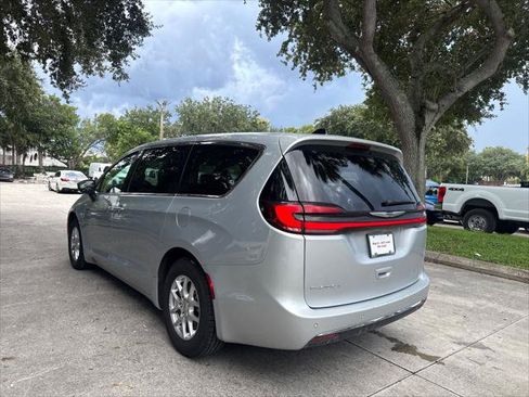Used 2023 Chrysler Pacifica Touring-L FWD image 9