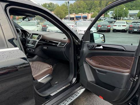 Used 2016 Mercedes-Benz GL 550 4MATIC image 33