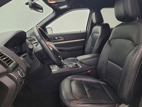 Used 2018 Ford Explorer XLT w/ Equipment Group 202A AWD/4WD image 17