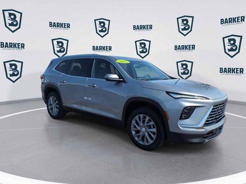 Used 2025 Buick Enclave Preferred AWD/4WD image 2