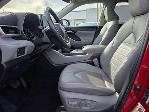 Used 2023 Toyota Highlander XLE image 15