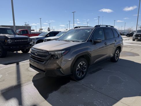 Used 2025 Subaru Forester Premium w/ Convenience Package #1 image 2