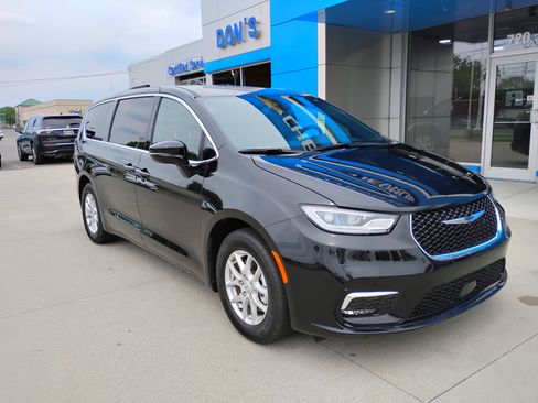 Used 2026 Chrysler Pacifica Select FWD image 3