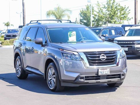 Used 2024 Nissan Pathfinder SV FWD image 3