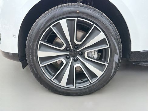 New 2026 Land Rover Range Rover SE image 42