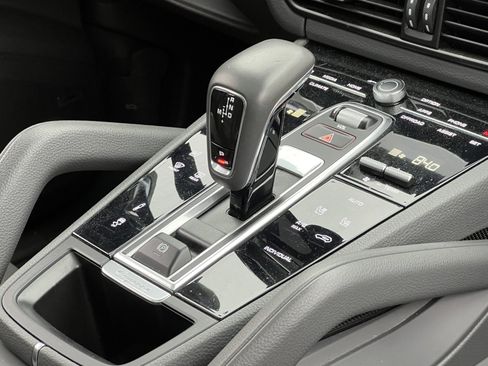 Certified 2022 Porsche Cayenne Platinum Edition image 34