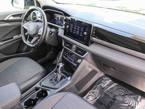 Used 2025 Volkswagen Taos SE FWD image 19