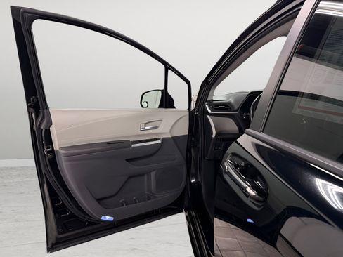 Used 2021 Toyota Sienna XLE image 20