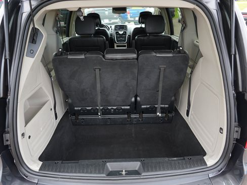 Used 2016 Chrysler Town & Country Touring w/ Driver Convenience Group FWD image 14
