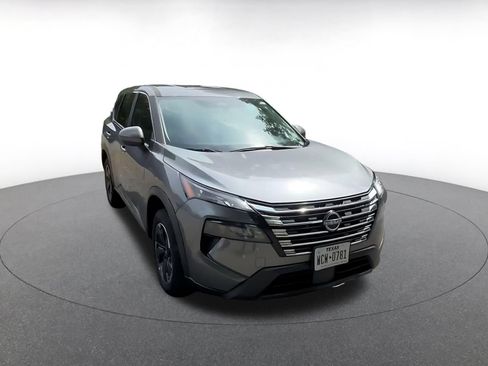 Used 2025 Nissan Rogue SV FWD image 2