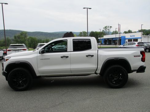 Used 2024 Chevrolet Colorado Trail Boss w/ Technology Package AWD/4WD image 8
