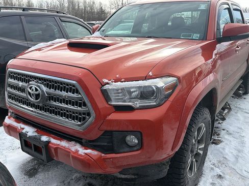 Used 2017 Toyota Tacoma TRD Sport image 2