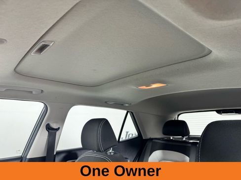 Used 2024 Hyundai Venue SEL image 3