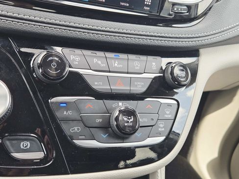 Used 2024 Chrysler Pacifica Limited image 34