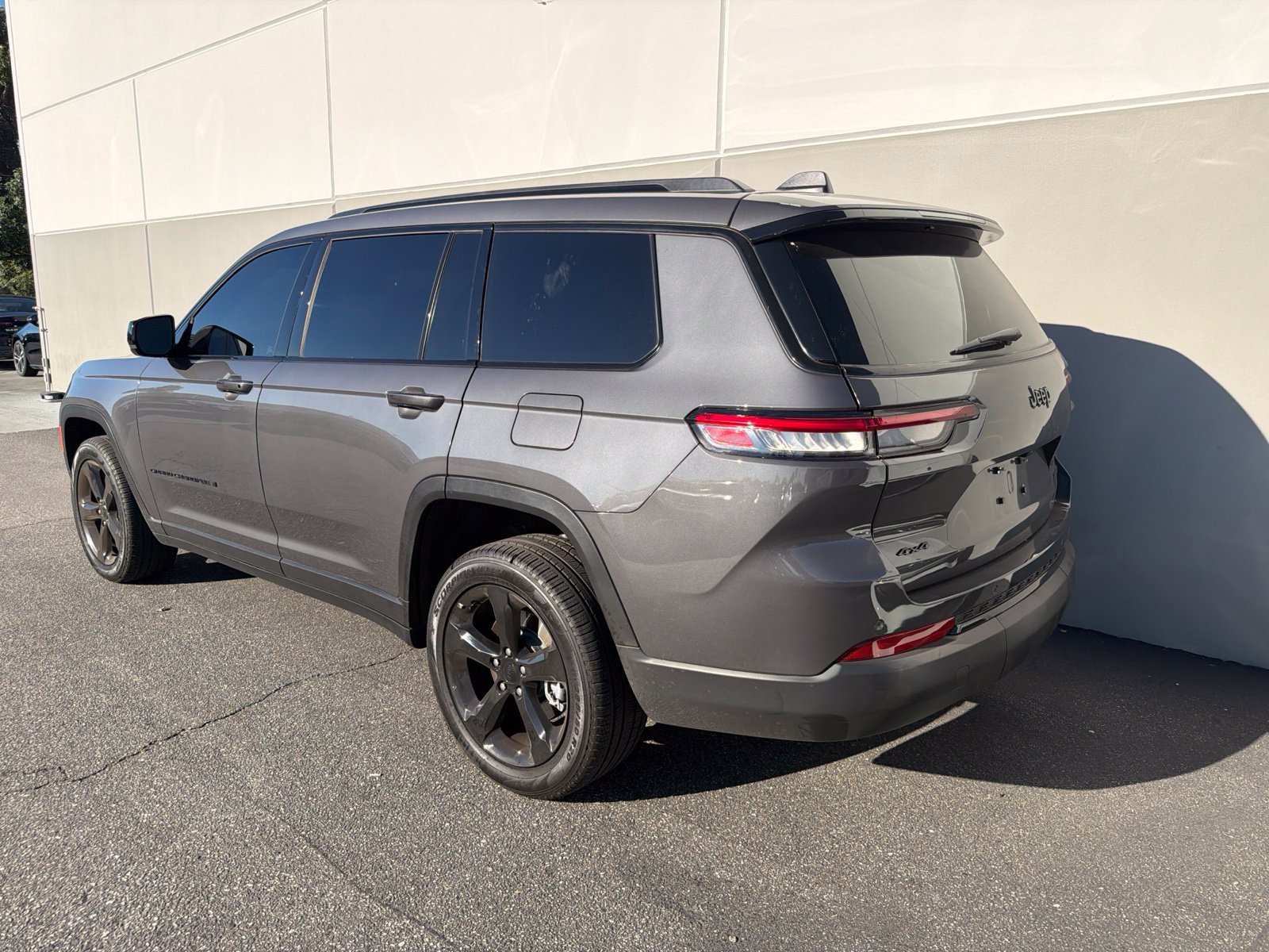 Used 2025 Jeep Grand Cherokee L Limited w/ Black Appearance Package AWD/4WD image 6