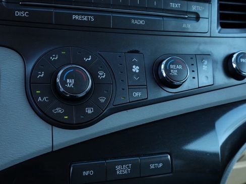 Used 2011 Toyota Sienna LE image 7