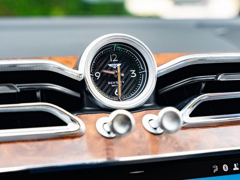 Used 2024 Bentley Bentayga Extended Wheelbase image 24