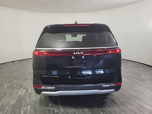 Used 2022 Kia Carnival LX image 8