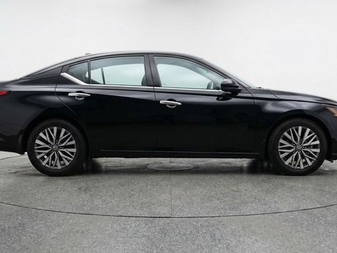 Used 2025 Nissan Altima 2.5 SV image 11