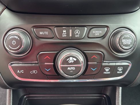 Used 2019 Jeep Cherokee Limited w/ Technology Group image 40