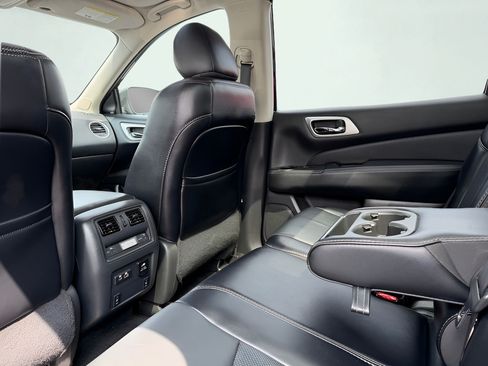 Used 2020 Nissan Pathfinder Platinum FWD image 19