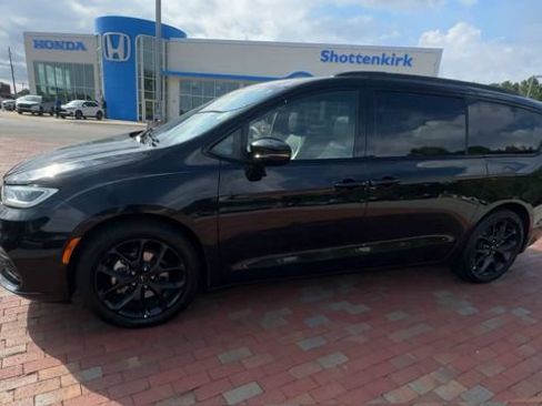 Used 2025 Chrysler Pacifica Limited FWD image 7