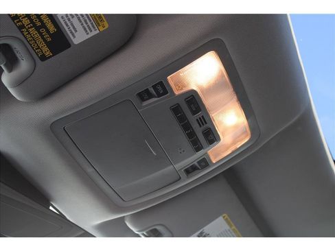 Used 2017 Toyota Highlander SE image 32