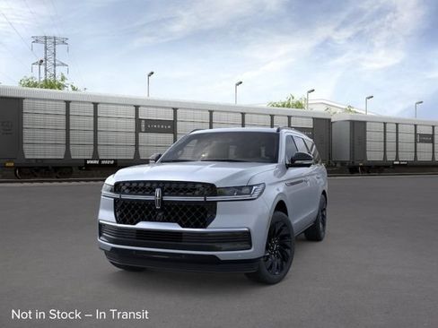 New 2026 Lincoln Navigator Reserve w/ Jet Appearance Package AWD/4WD image 2