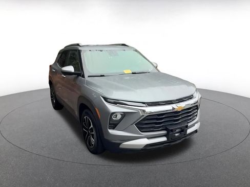 Used 2025 Chevrolet TrailBlazer LT image 3