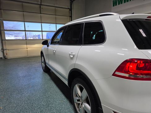 Used 2014 Volkswagen Touareg TDI image 10